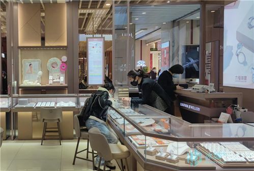 节日促销点亮“黄金热”，年轻人引领美发饰品新潮流